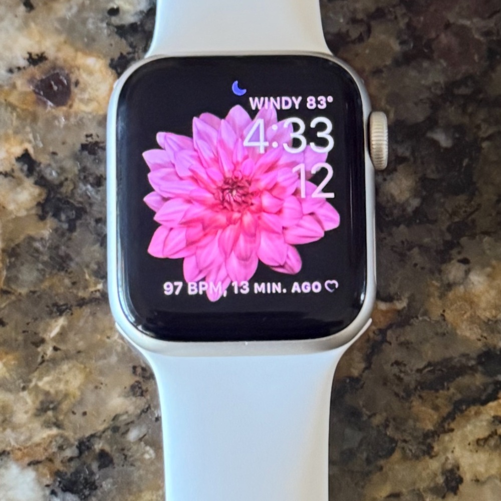 Apple Watch SE (2nd Gen) 40mm Starlight Aluminum, Excellent Condition + Charger - Picture 7 of 12
